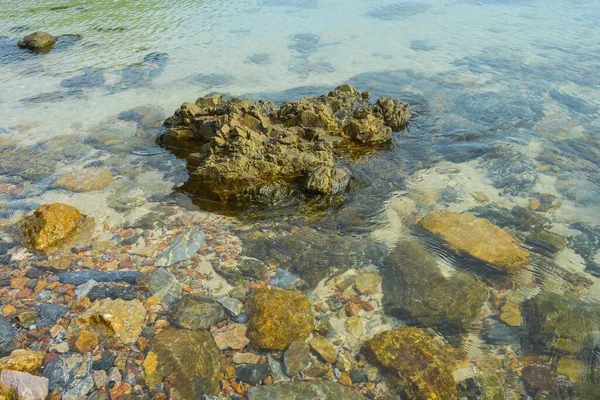 Água Cristalina Mar Rasa Mostrando Rochas Embaixo — Fotografia de Stock