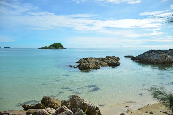 Piękna Krystalicznie Czysta Woda Morska Tajlandii Kamienista Plaża Morska Małą — Zdjęcie stockowe