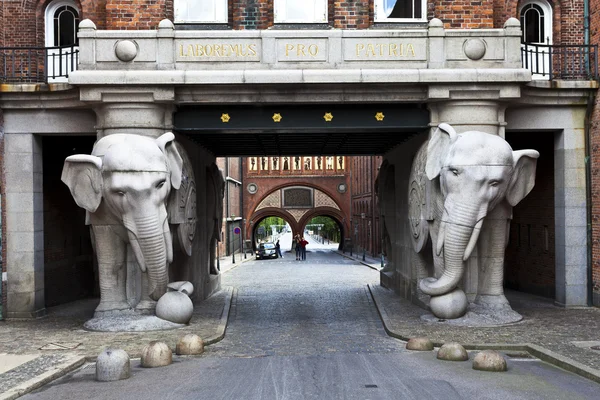 Слона воріт на Carlsberg пивоварний завод в Копенгагені - Данія Ліцензійні Стокові Фото