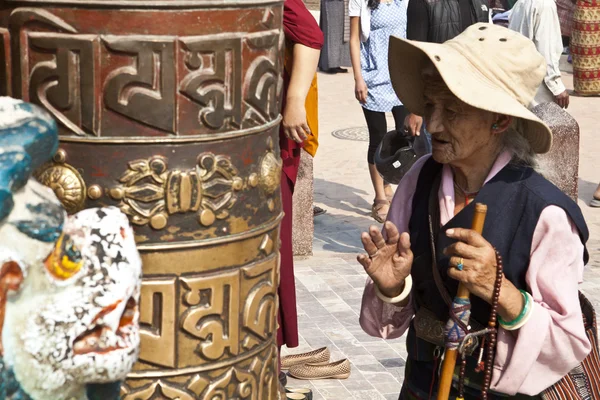 Nepálské stará se modlí v bodhnath stúpa v Káthmándú, Nepál Asie — Stock fotografie