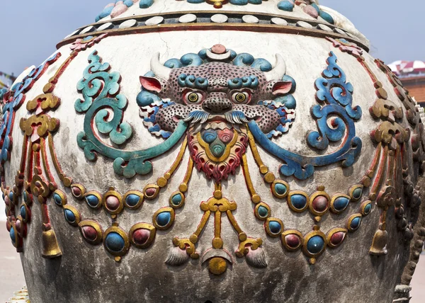 Dettaglio del ricco vaso decorato nel tempio di Bodnath a Kathmandu - Nepal — Foto Stock