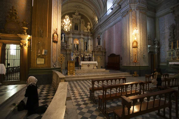 Vrouw bidden in een rooms-katholieke kerk in salta, Noord-Argentinië — Stockfoto