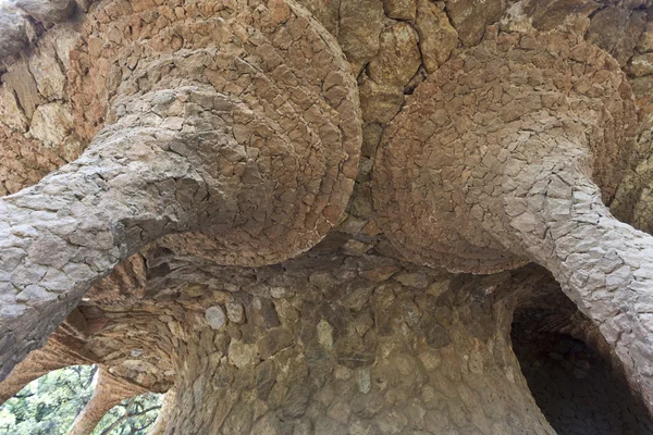 Viaduto e pilares feitos de pedras no Parque Guell - Barcelona — Fotografia de Stock