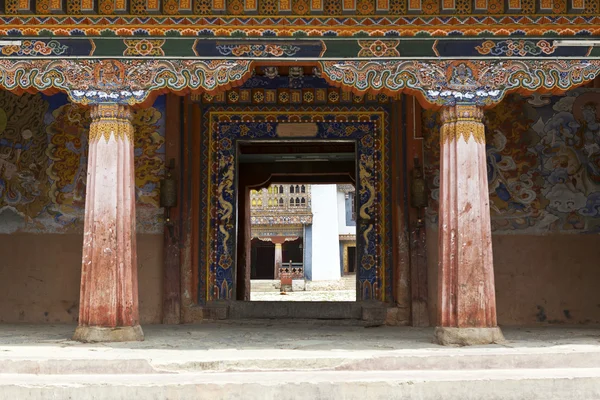 Eingang des buddhistischen Klosters Gangtey Goemba im Phobjikha-Tal in Bhutan — Stockfoto