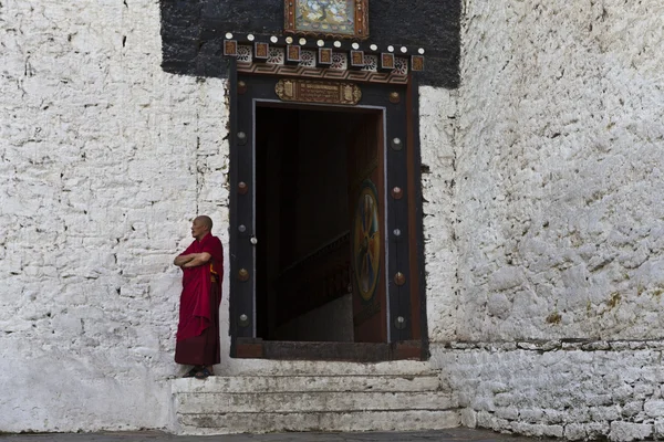 Monk at the entrance of Trongsa Dzong in Trongsa - Bhutan — Stock Photo, Image