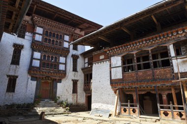 terk edilmiş lhuentse dzong Manastırı Bhutan avlusu.
