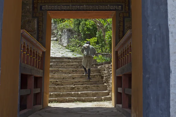 Puerta de entrada de Lhuentse Dzong en Bután Oriental - Asia —  Fotos de Stock