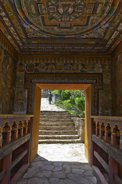 Puerta de entrada de Lhuentse Dzong en Bután Oriental - Asia —  Fotos de Stock