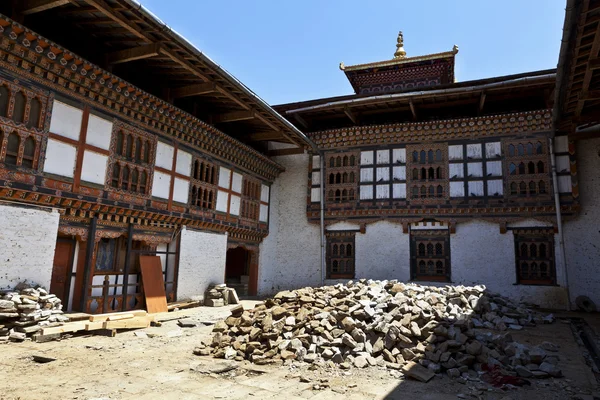 Nádvoří dzong kláštera opuštěné lhuentse v Bhútánu. — Stock fotografie