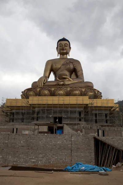 Giant boeddhabeeld boven timphu de hoofdstad van bhutan. — Stockfoto