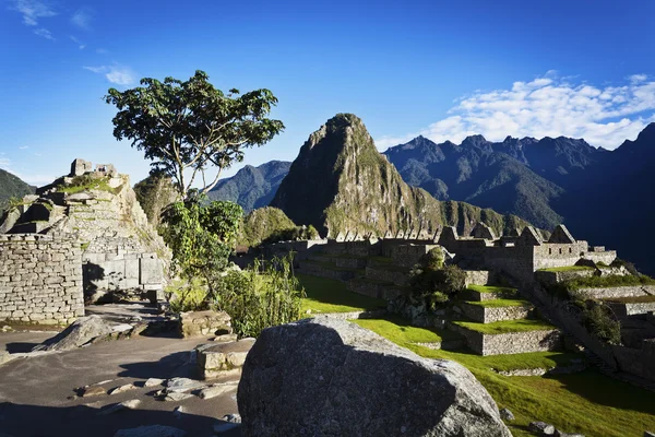 machu picchu güneş doğarken huayna picchu arka planda - peru ile