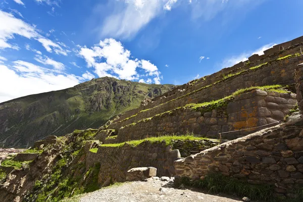 Ruínas incas de Ollantaytambo - uma fortaleza no Vale Sagrado ao lado de Cuzco no Peru, América do Sul — Fotografia de Stock