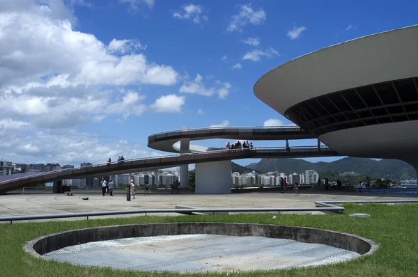 Muzeum moderního umění mac v niteroi, rio de Janeira v Brazílii - Jižní Amerika, navrhl brazilský architekt oscar niemeyer — Stock fotografie