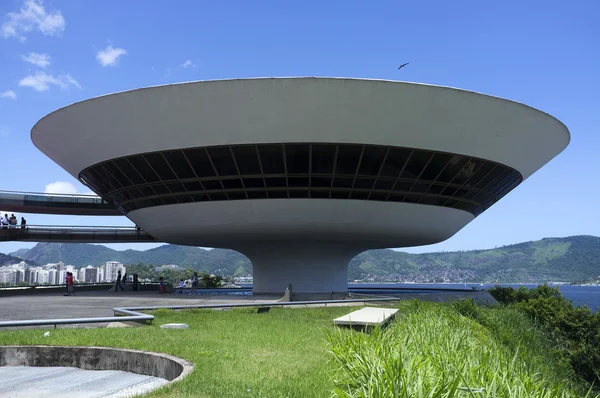 Museu de Arte Moderna MAC em Niteroi, Rio de Janeiro no Brasil - América do Sul, projetado pelo arquiteto brasileiro Oscar Niemeyer — Fotografia de Stock