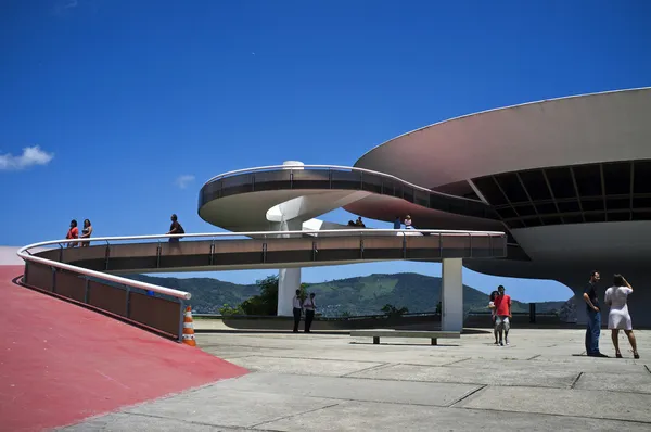 Museum für moderne kunst mac in niteroi, rio de janeiro in brasilien - südamerika, entworfen vom brasilianischen architekten oscar niemeyer — Stockfoto