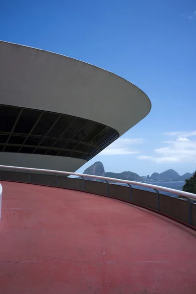 博物馆为现代艺术 mac 在 niteroi，里约热内卢巴西-南美，巴西由设计建筑师 oscar niemeyer — 图库照片