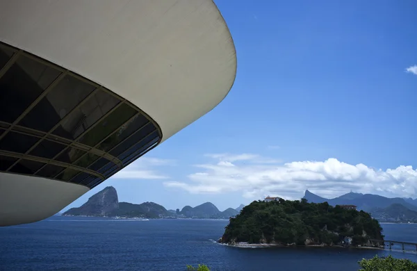 博物馆为现代艺术 mac 在 niteroi，里约热内卢巴西-南美，巴西由设计建筑师 oscar niemeyer — 图库照片