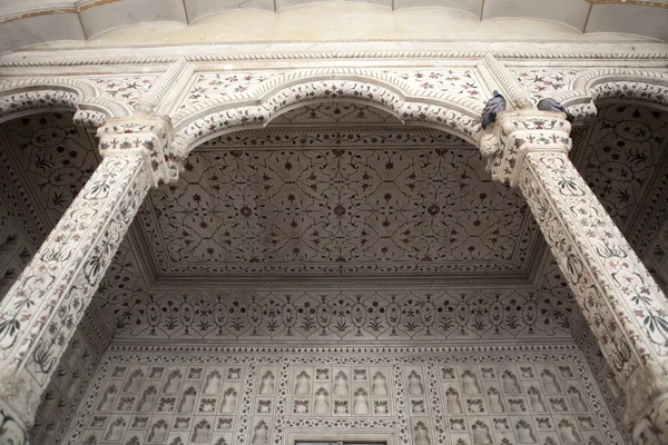 Een detail van de rijken met bloem ingericht fort in agra - uttar pradesh - india — Stockfoto