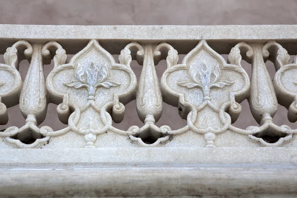 Un detalle de los ricos con flores decoradas Fort en Agra - Uttar Pradesh - India — Foto de Stock