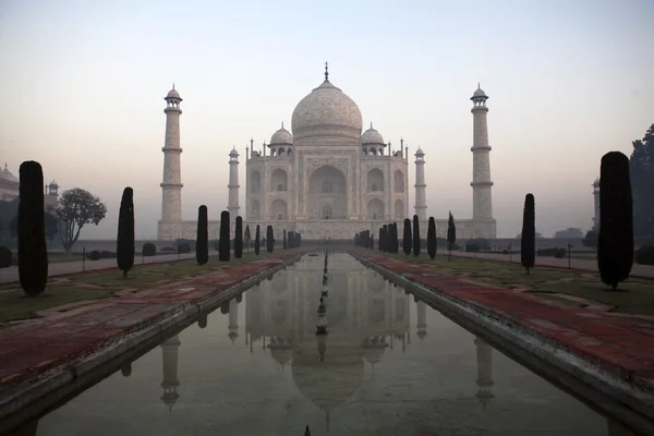 Taj mahal in de ochtend mist - agra - uttar pradesh - Noord india — Stockfoto