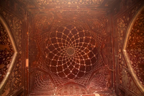 agra - uttar pradesh - Hindistan taj mahal binalarda kırmızı tavan dekore edilmiş