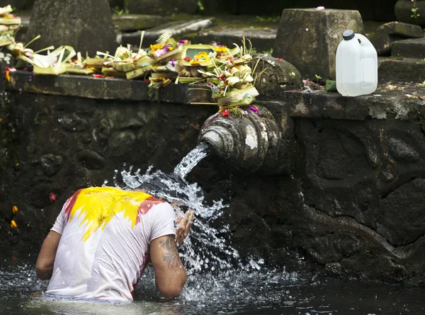 Balinesische Hindu nehmen ein heiliges Bad im Tempel Tirta Empul in Bali - Indonesien — Stockfoto