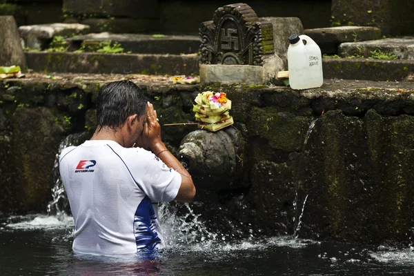 Balinese Hindu take a holy bath in the Tirta Empul Temple in Bali - Indonesia — Stock Photo, Image