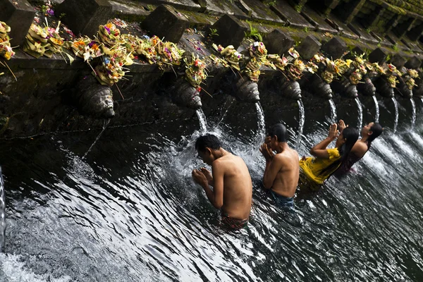 Balinesiska hinduiska ta heliga bad i tirta empul temple i bali - Indonesien — Stockfoto