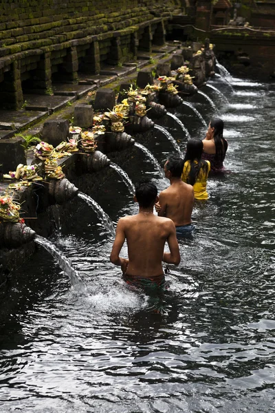 Balinesiska hinduiska ta heliga bad i tirta empul temple i bali - Indonesien — Stockfoto