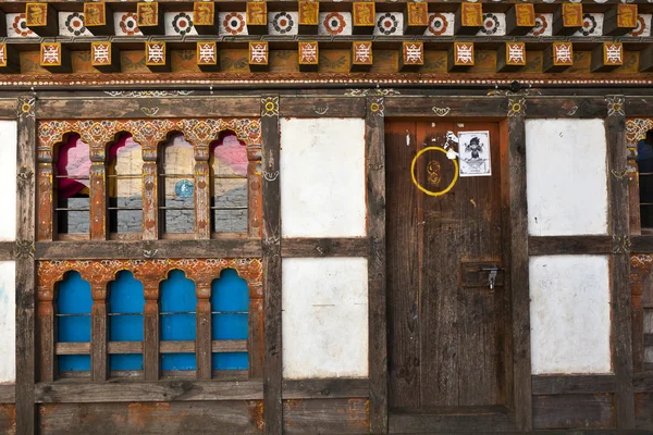 Facade of a monk house in Drametse Goemba monastery in Bhutan - Asia — Stock Photo, Image