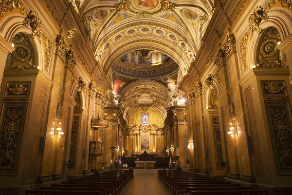 Innenraum der kolonialen Kathedrale in Cordoba, im Norden Argentiniens — Stockfoto