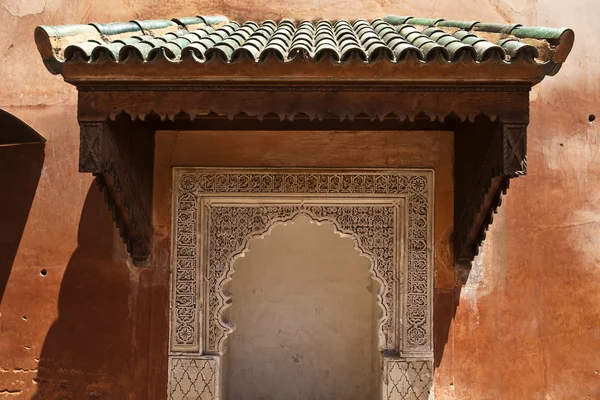 Puerta morisca decorada en las tumbas saadianas, Marrakech, Marruecos central — Foto de Stock