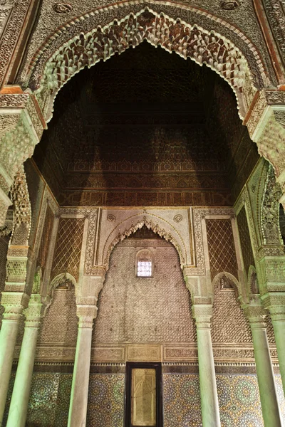 Interior dos túmulos saadianos (arquitetura mourisca) em Marraquexe, Marrocos Central — Fotografia de Stock