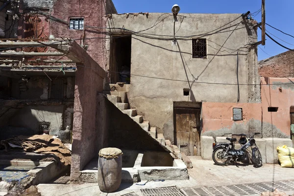 Lederen leerlooierijen in de oude medina (oude stad) van marrakesh, Centraal Marokko, Noord-Afrika. — Stockfoto