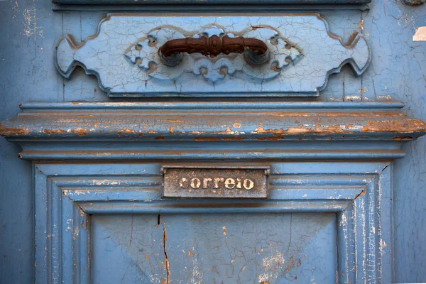 Porta blu con cassetta della posta in Portogallo — Foto Stock