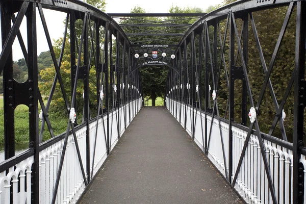 Vecchio ponte di ferro sul fiume Trent a Burton su Trent - East Staffordshire - Inghilterra — Foto Stock