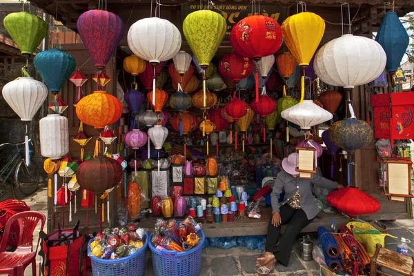 Handla med färgglada lyktor i Hoi en - Vietnam - Asien — Stockfoto