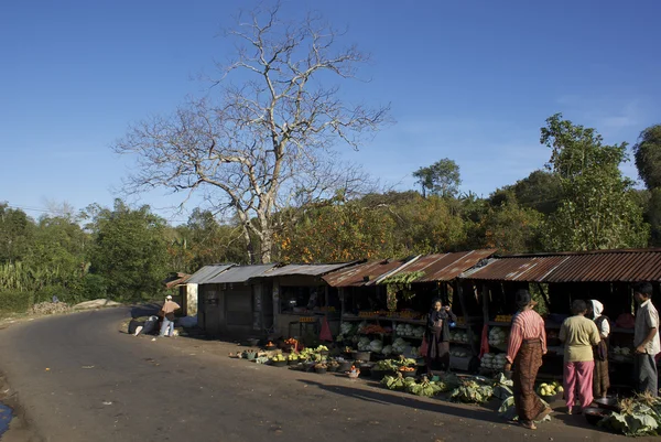 Mercato lungo la strada a Moni, Central Flores (Indonesia ) — Foto Stock