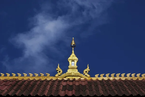 Tetto decorato di un tempio in un monastero buddista a Vientiane - capitale del Laos - Asia — Foto Stock