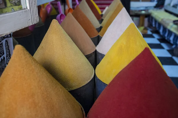 Especiarias e flores coloridas em um mercado em Marrocos — Fotografia de Stock