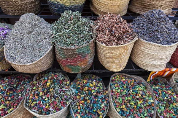 Farbenfrohe Gewürze und Blumen auf einem Markt in Marokko — Stockfoto