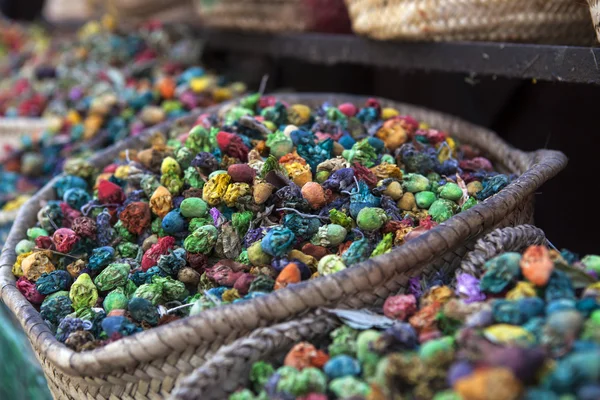 Coloridas especias y flores en un mercado en Marruecos — Foto de Stock