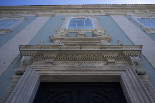 Fachada de uma Igreja Católica Romana em Lisboa, Portugal — Fotografia de Stock