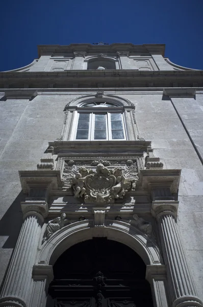 Fachada de una iglesia católica en Lisboa, Portugal — Foto de Stock