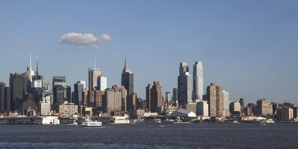 Manhattan (Нью-Йорк) видно з річки Гудзон (Об'єднані Арабські Емірати) — стокове фото