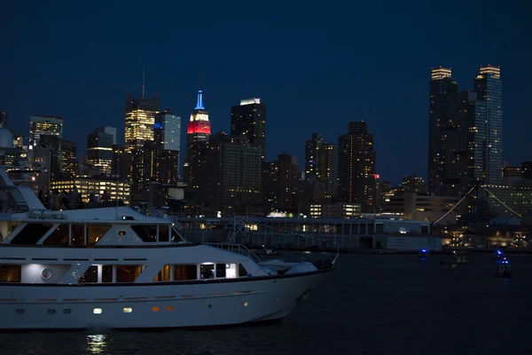 Manhattan vista di notte dal fiume Hudson - New York, Stati Uniti d'America — Foto Stock