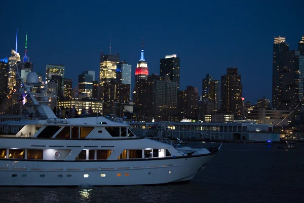 Manhattan seen from the Hudson River at night - New York City, United States of America — Stock Photo, Image