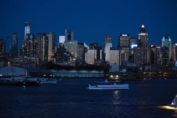 Manhattan seen from the Hudson River at night - New York City, United States of America — Stock Photo, Image