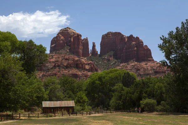 Κόκκινο βουνά στο εθνικό πάρκο sedona - Αριζόνα, Ηνωμένες Πολιτείες της Αμερικής — Φωτογραφία Αρχείου