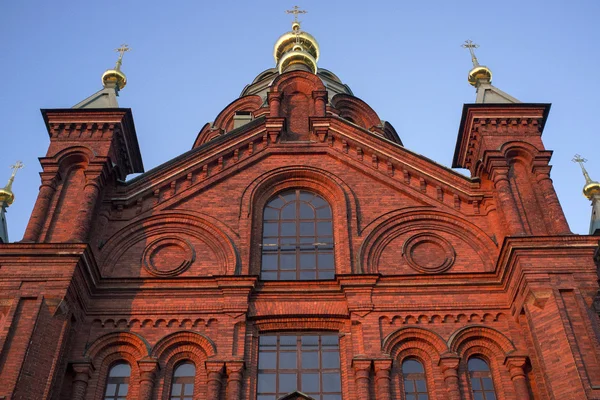 Fasáda katedrály uspenski v Helsinkách - Finsko v červené večerní slunce v létě. — Stock fotografie